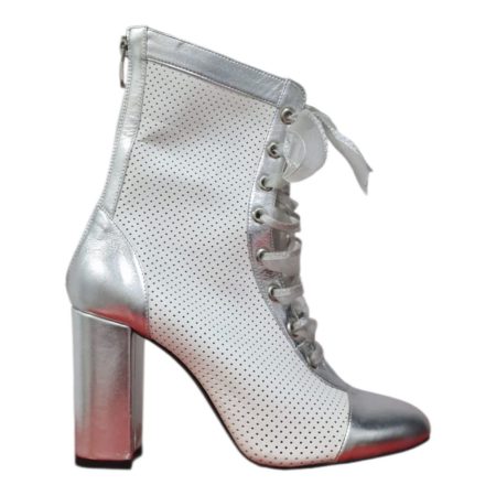 Modelul dispune de toc gros stabil, vârf ușor rotunjit și închidere cu șireturi satinate, oferind un look feminin, urban și versatil. Finisajul argintiu metalizat adaugă un plus de rafinament și poate transforma orice ținută simplă într-una spectaculoasă.