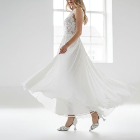 Pantofi albi Kaia cu cristale purtați, vedere pe manechin