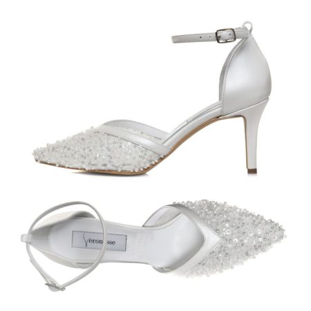 Detaliu dantelă și perle la pantofi albi eleganți