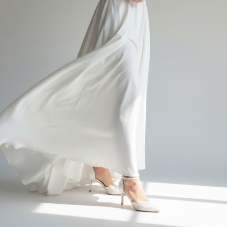 Pantofi albi cu dantelă și perle purtați, vedere pe manechin