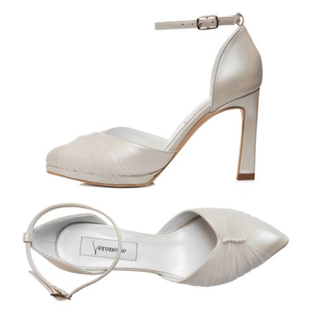 Detaliu frontal cu voal și perle la pantofi ivory