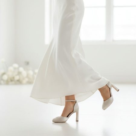 Pantofi ivory cu toc și platformă purtați, vedere pe manechin