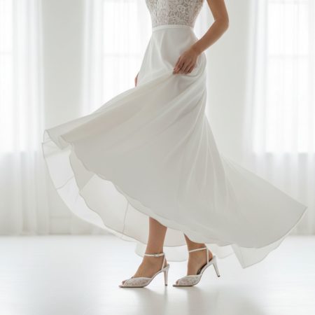 Sandale din piele și dantelă purtate, vedere pe manechin