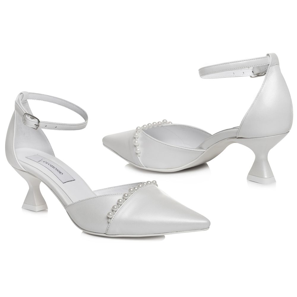 Profil lateral ce evidențiază forma tocului și linia curată a modelului.