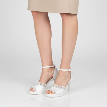 Sandale mireasă Magnolia Lace purtate, cu dantelă și baretă la gleznă